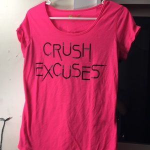 Neonpink T-shirt saying “crush excuses” worn 5